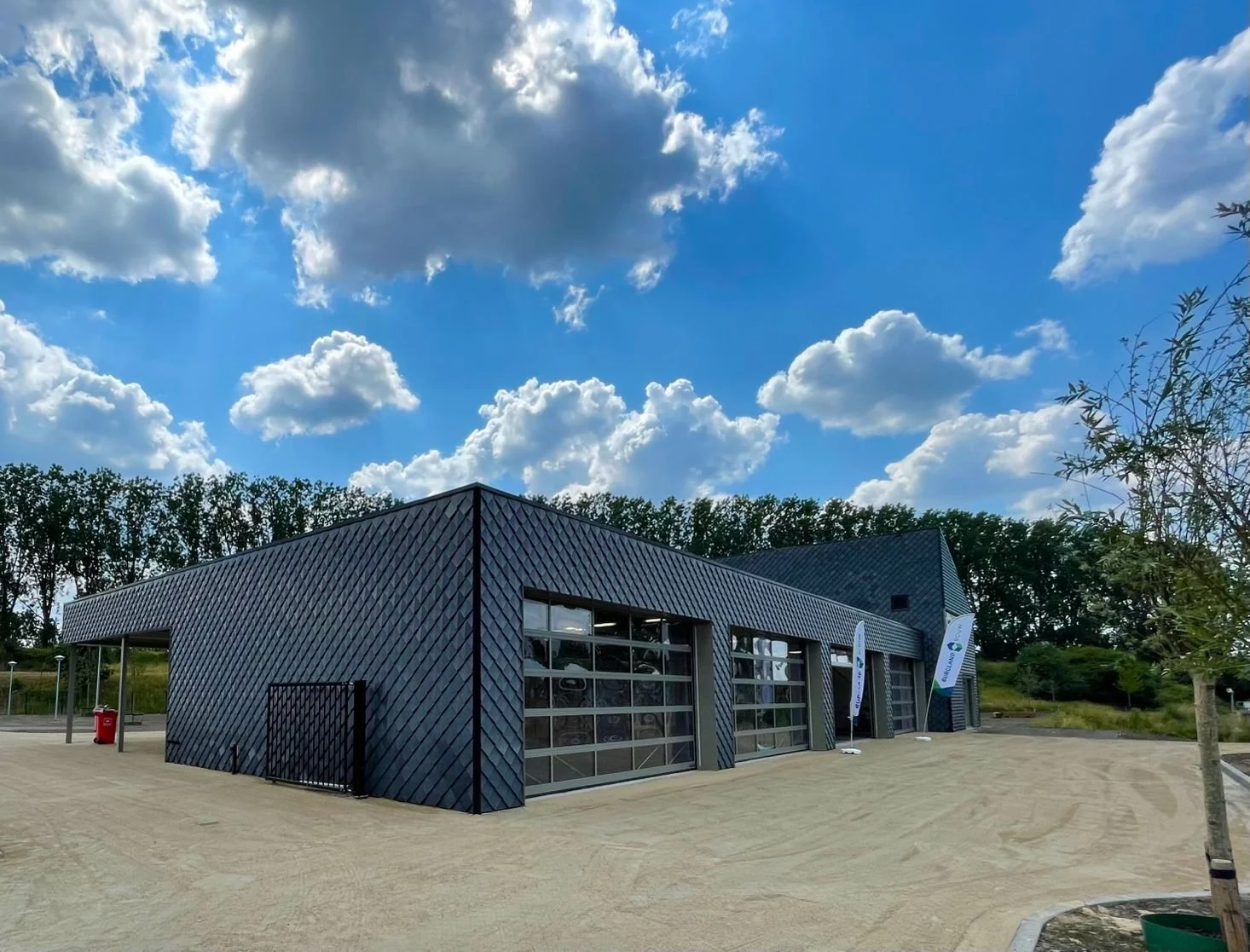 Bij het bekijken van de zijkant van het gebouw wordt de invloed van de tijd en het weer duidelijk zichtbaar. Een subtiel kleurverschil tussen de grijstinten van onze geveltegels weerspiegelt de effecten van de elementen. Dit natuurlijke patina voegt 