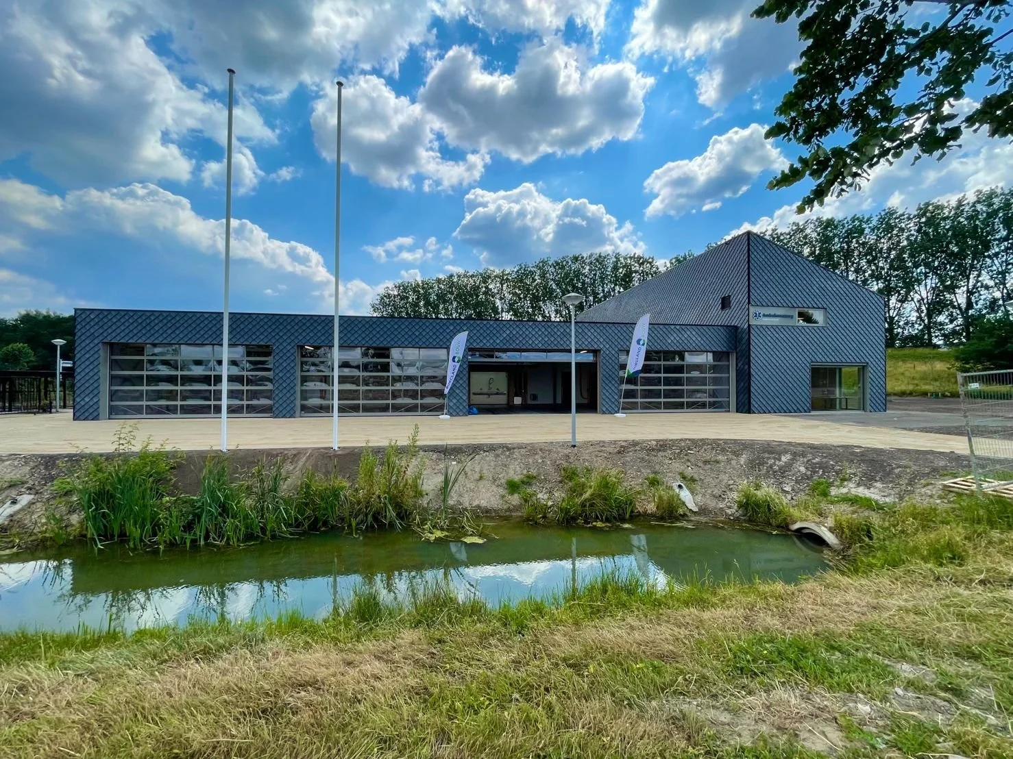 Betreed de Ambulancepost in Tiel, waar modern design samensmelt met utilitaire perfectie. Met onze grijze gevelbekledingstegels wordt een eigentijdse uitstraling gecombineerd met doordachte functionaliteit, ontworpen door architect Twee Snoeken op 72