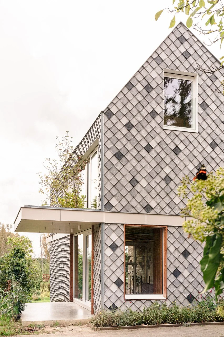 Deze prachtige residentie in België, ontworpen door no.ma architecten, omarmt duurzaamheid met onze tegel First One als dakbekleding. Het dak is niet alleen een beschermende laag, maar een symbool van innovatie en milieubewustzijn. Deze foto legt de 