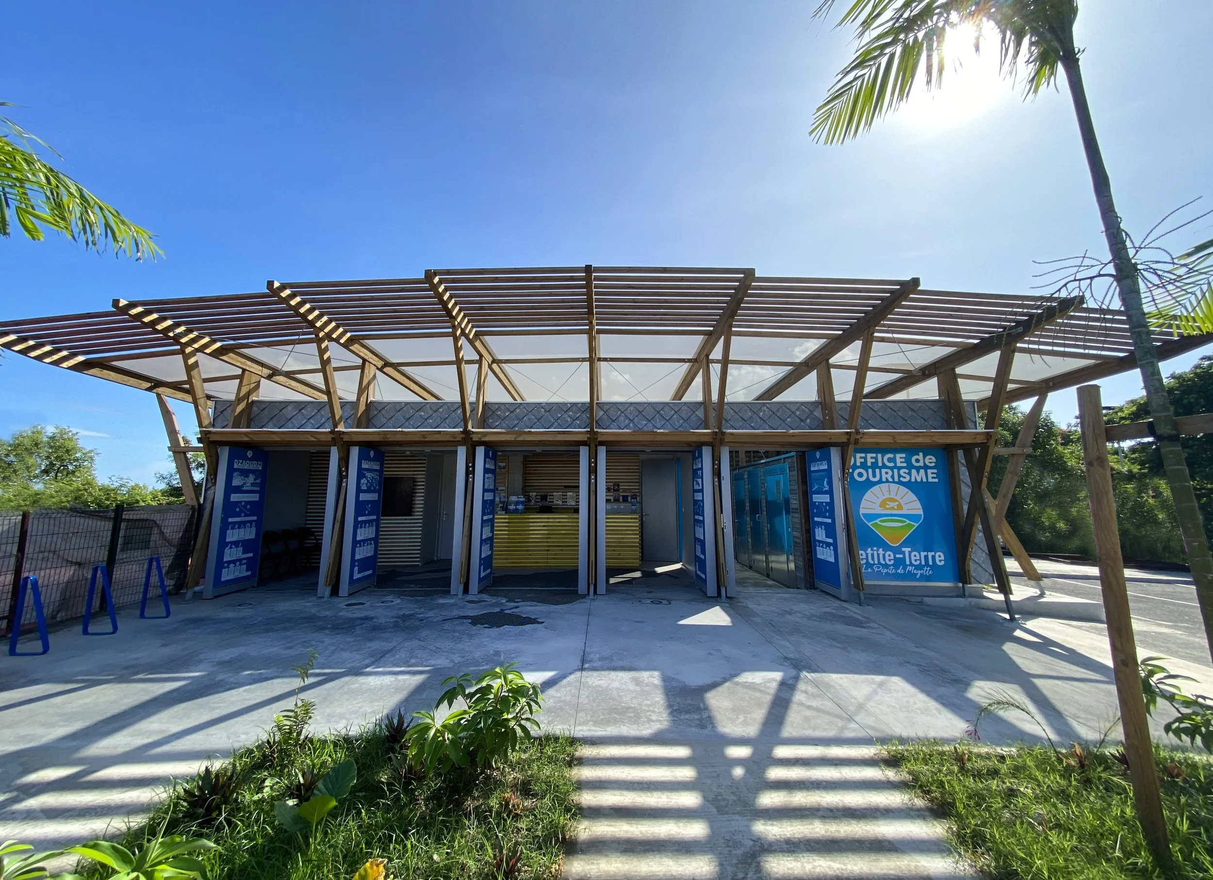
Ons project op het eiland Mayotte, gelegen in de Indische Oceaan, betreft een toerismebureau dat de natuurlijke schoonheid van het eiland weerspiegelt. Hier hebben we onze eerste tegel, First One, in een grijze kleur gebruikt, waardoor het bureau ee