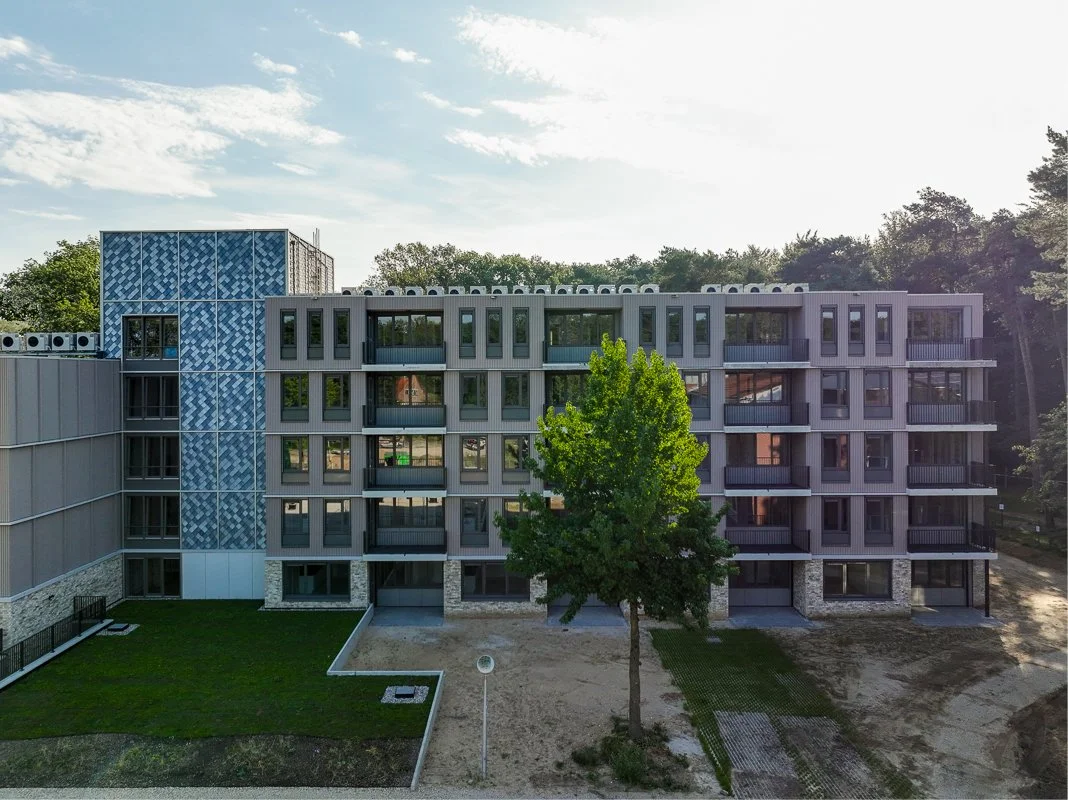 Stel je voor: een betoverende plek waar architectuur en natuur naadloos samenkomen. Dat is precies wat je ontdekt wanneer je De Vijverhof in Berg en Dal bewondert. Dit unieke project, voltooid in 2023 met behulp van Pretty Plastic's First One tegels,