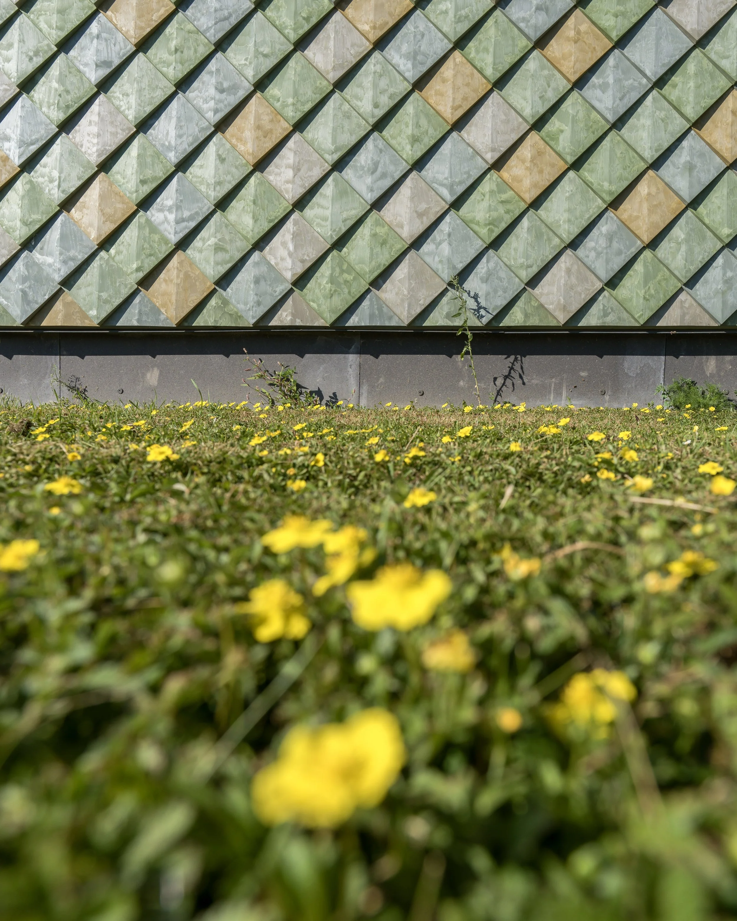 Low-angle detail of recycled cladding – Pretty Plastic First One tiles at Lensen Centre, Zaltbommel.