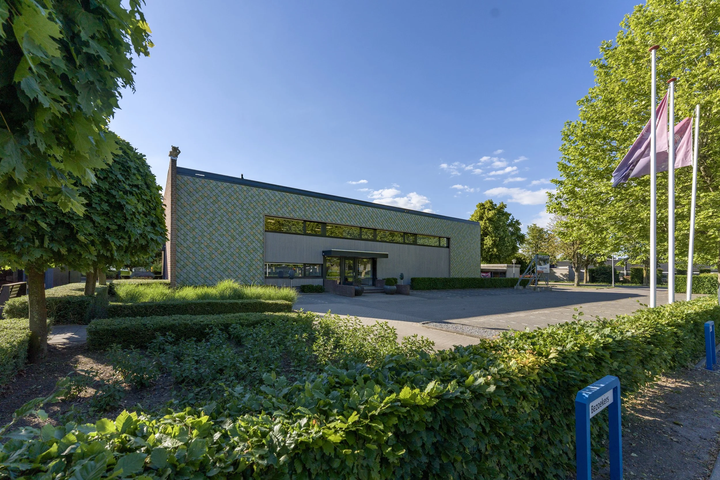 Entrance view of the Inspiration & Innovation Centre, Zaltbommel – cladded with 560 m² of Pretty Plastic tiles.