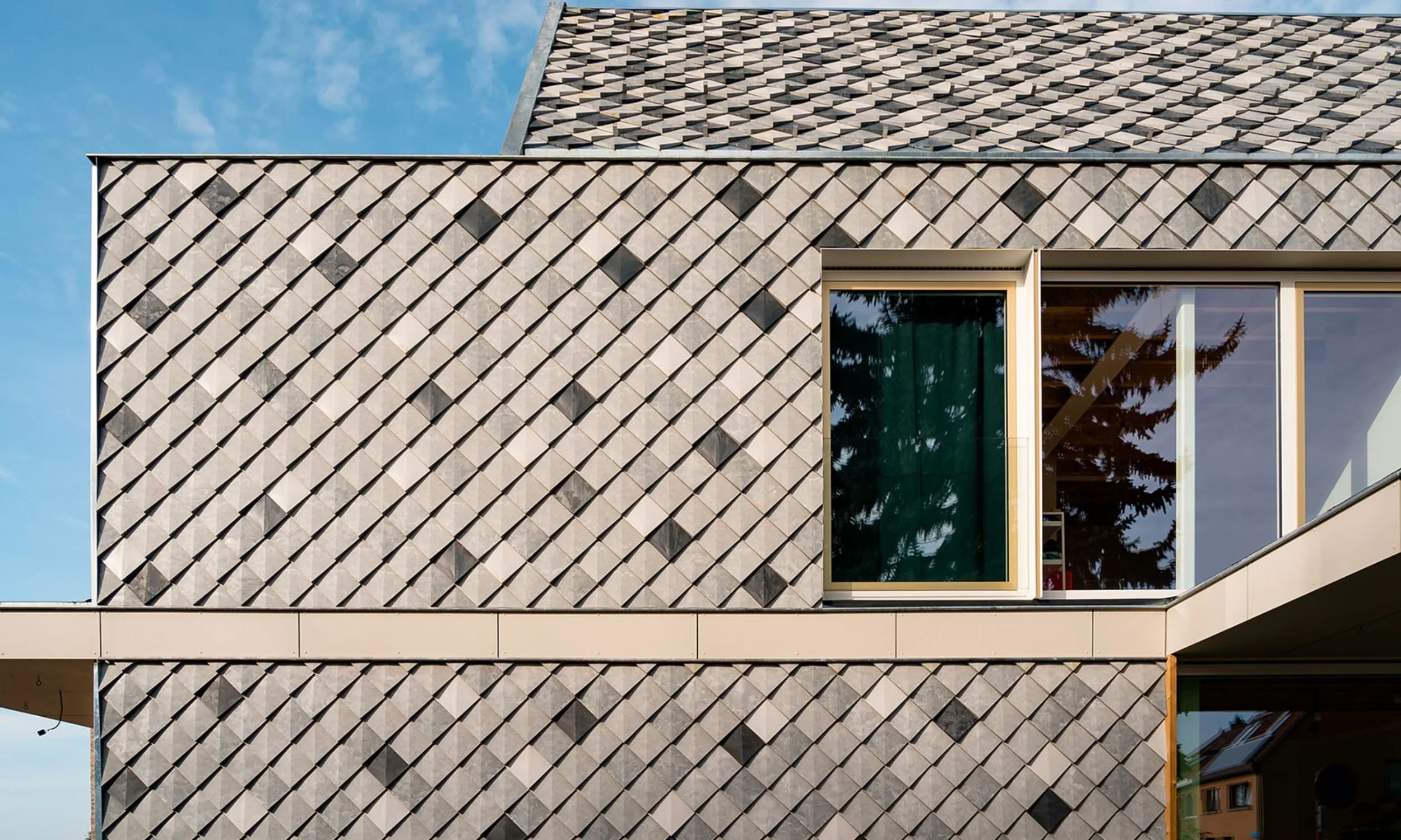 Deze prachtige residentie in België, ontworpen door no.ma architecten, omarmt duurzaamheid met onze tegels First One als dakbekleding. Het dak is niet alleen een beschermende laag, maar een symbool van innovatie en milieubewustzijn. Deze foto legt de
