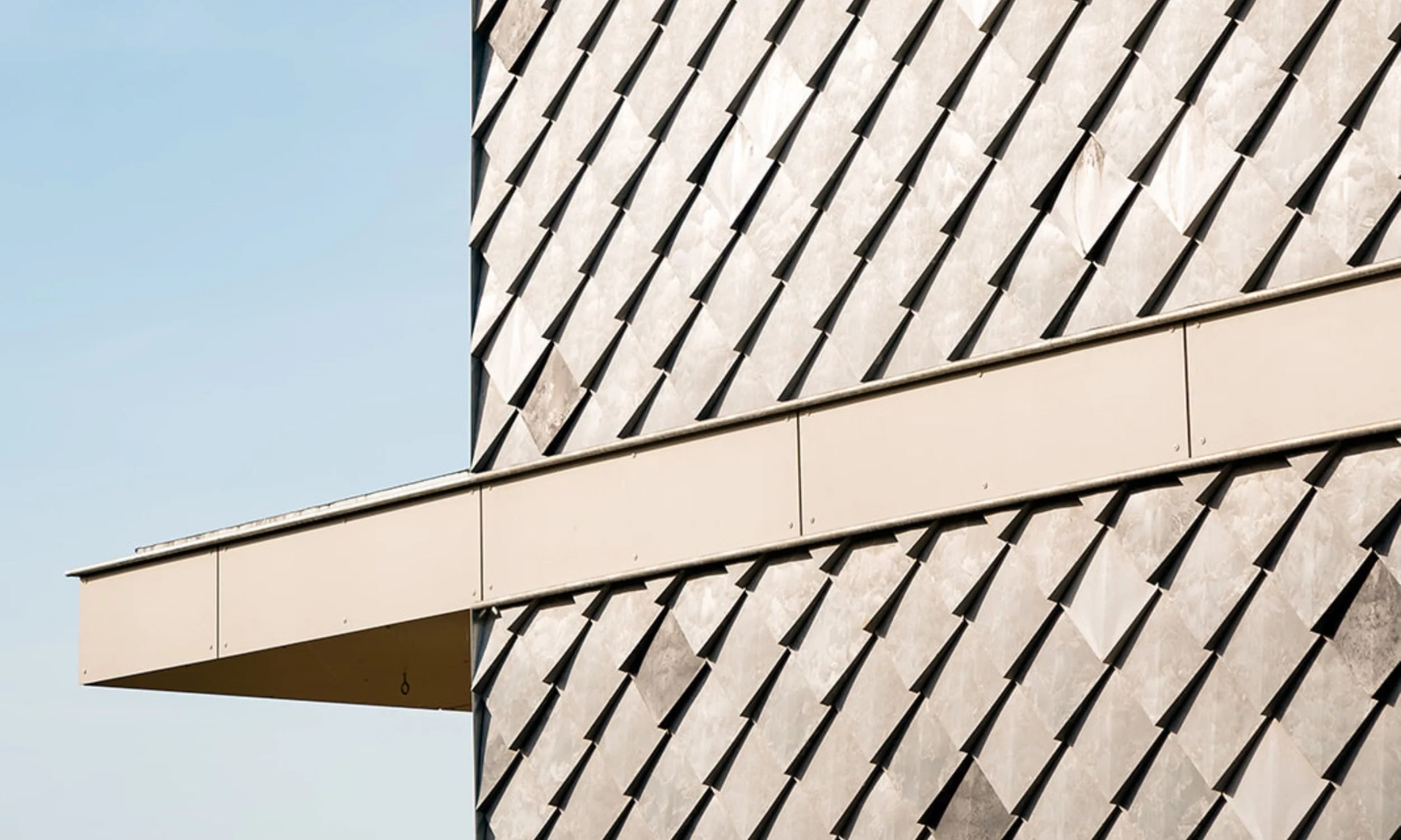 Bij het bewonderen van deze residentie in België, wordt de perfecte combinatie van modern minimalisme en tijdloze elegantie duidelijk. Deze foto laat zien hoe ons product First One niet alleen wordt gebruikt als gevelbekleding, maar ook als dakbedekk