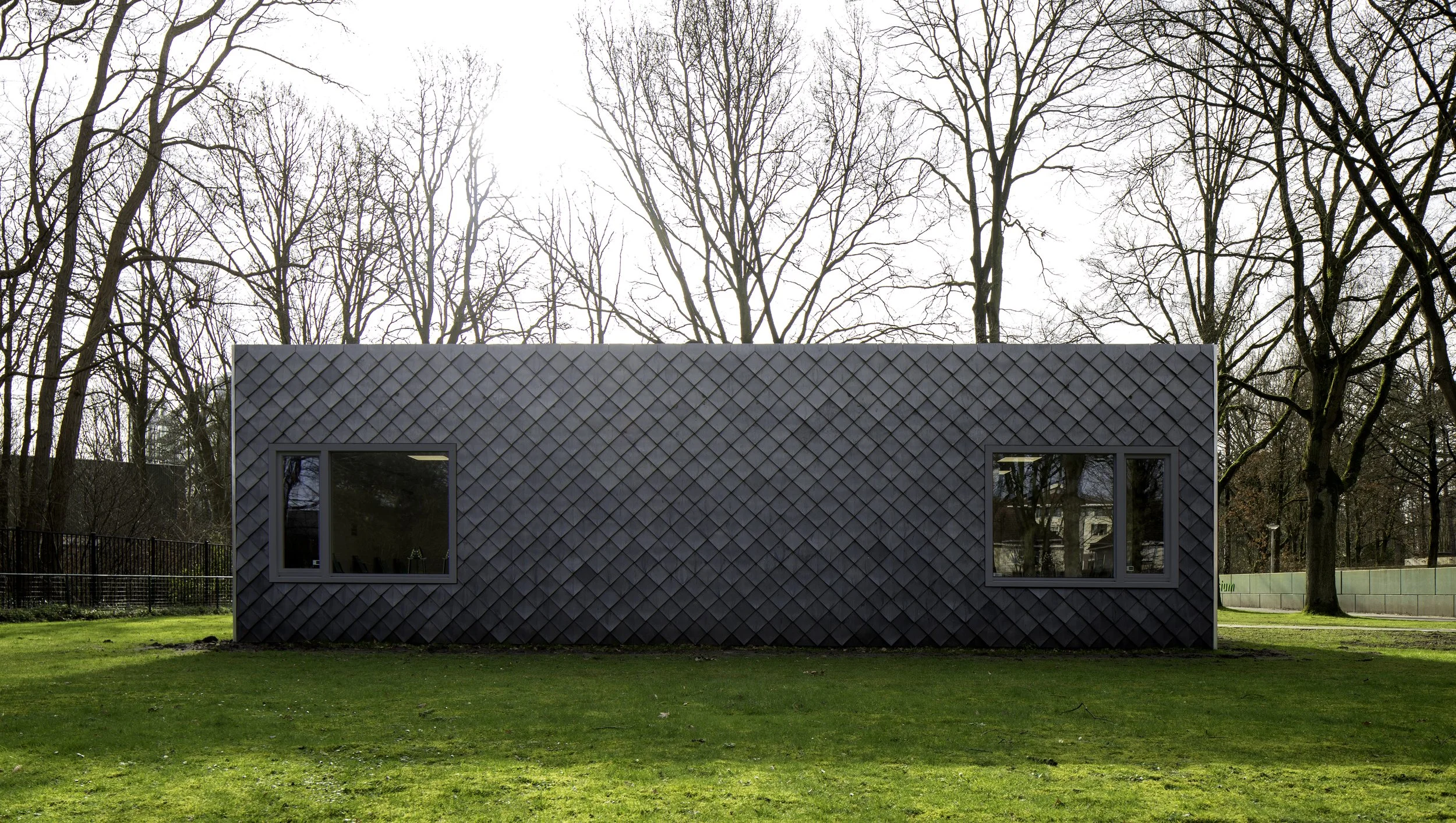 Our first project for the Sint Oelbert School in Oosterhout, a music building completed in 2020, marked a significant milestone for Pretty Plastic. Utilizing our PVC plastic tile, First One, in a dark grey color, this project served as the catalyst f