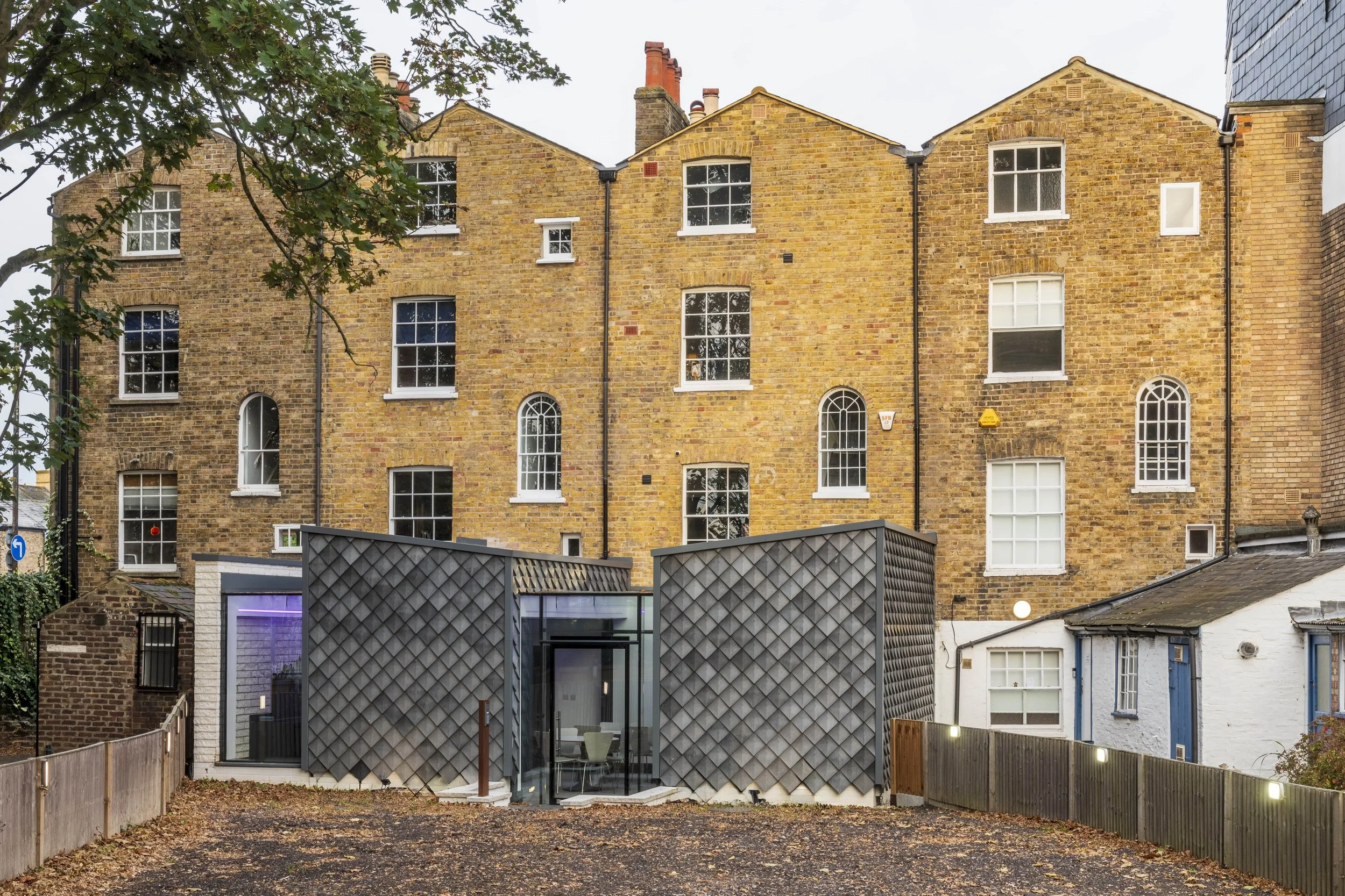 Het FINC Office in Londen, VK, is een waar stadsicoon van stijl en elegantie. Met de kenmerkende touch van FINC Architects straalt dit project een tijdloze charme uit. Elk element, van de glanzende façade tot de doordachte details, ademt verfijning e