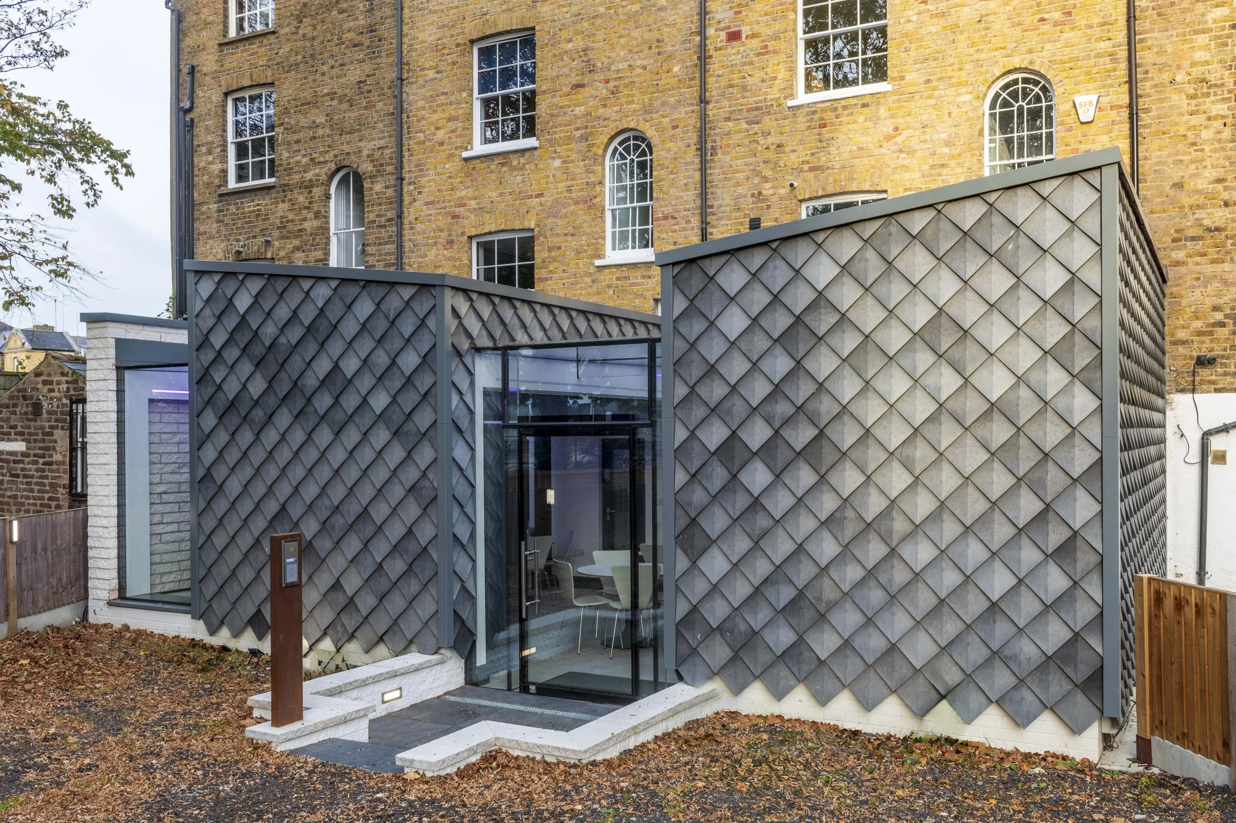 Bij het aanschouwen van het FINC Office in Londen, VK, wordt direct de eigentijdse en elegante schoonheid van het ontwerp duidelijk. Gerealiseerd door FINC Architects, is dit project een toonbeeld van verfijnde architectuur en innovatief design. Elk 