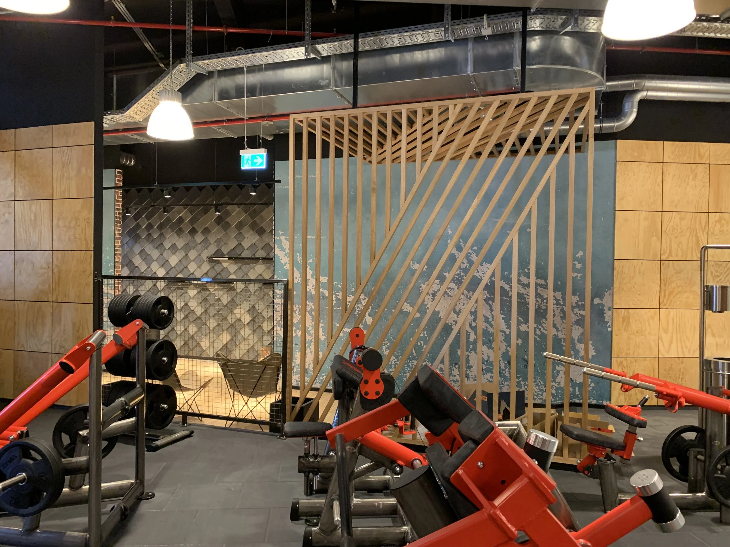 
Het Gold's Gym-project was een belangrijke stap voor Pretty Plastic, waarbij onze 100% gerecyclede plastic tegels voor het eerst werden toegepast als interieurtegels. Deze tegels werden zorgvuldig geïntegreerd in meerdere Gold's Gym-locaties, waaron