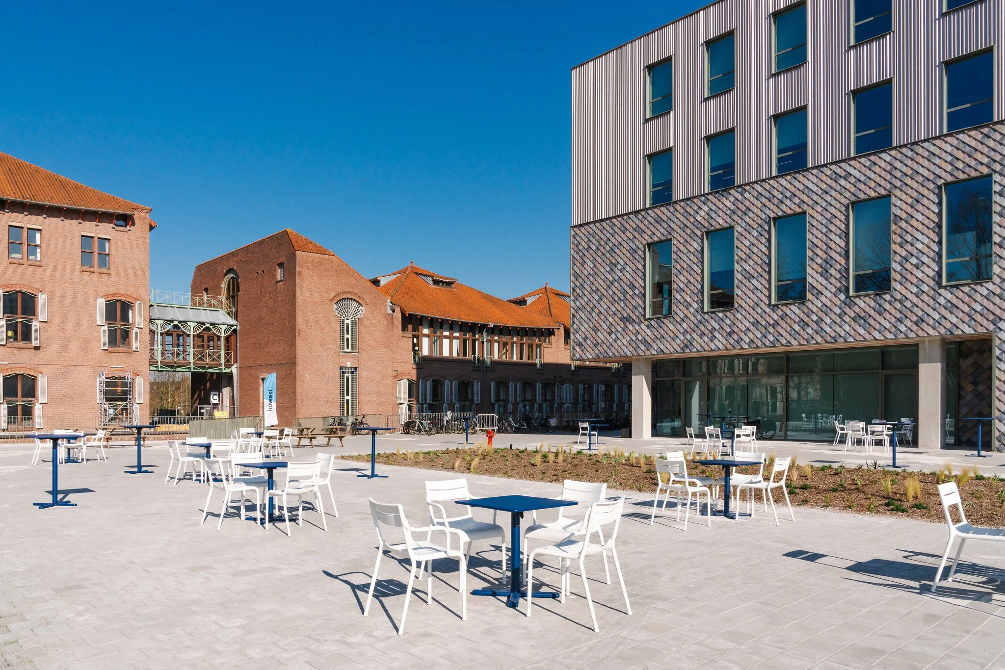 Zijkant facade schuin met stoeltjes Howest 2024.jpg