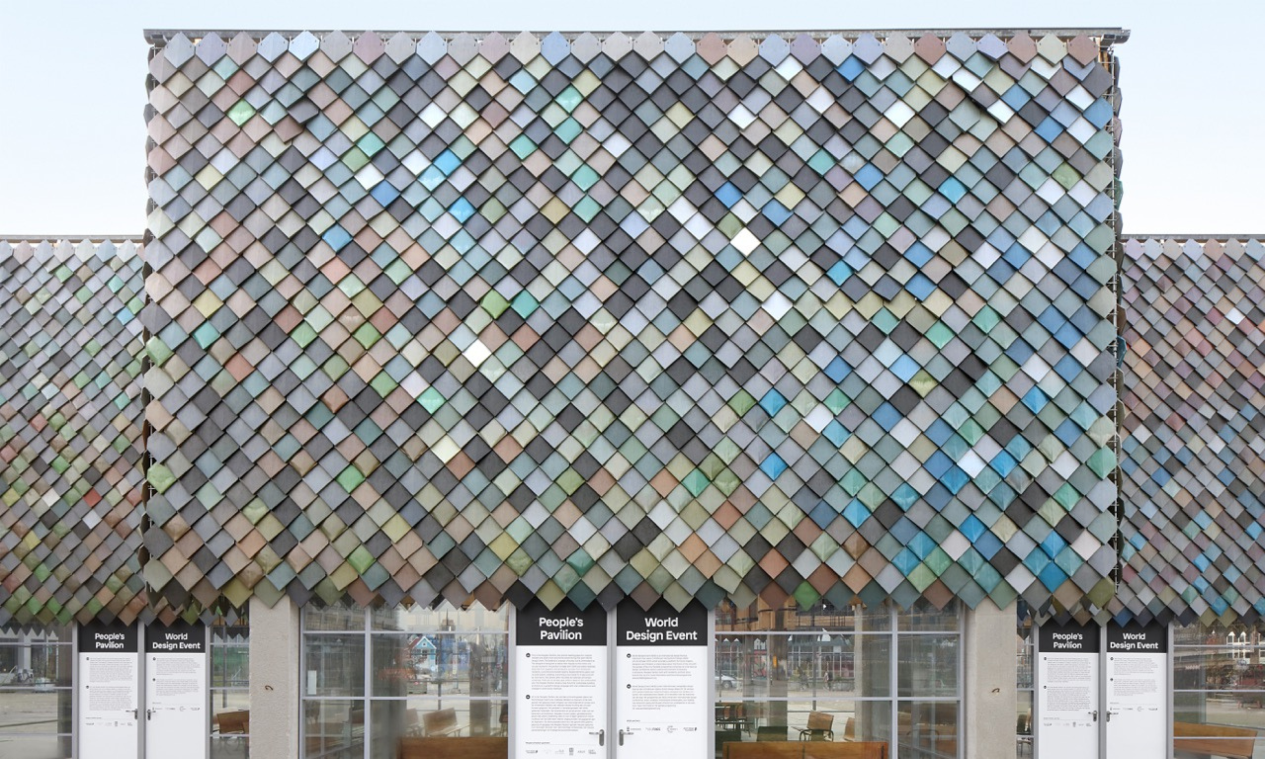 The People's Pavilion markeert het begin van Pretty Plastic, een symbool van innovatie en duurzaamheid. Dit project, ontstaan uit gerecycled huishoudelijk plastic HDPE, betekende de geboorte van ons eerste product, First One, en legde de basis voor d